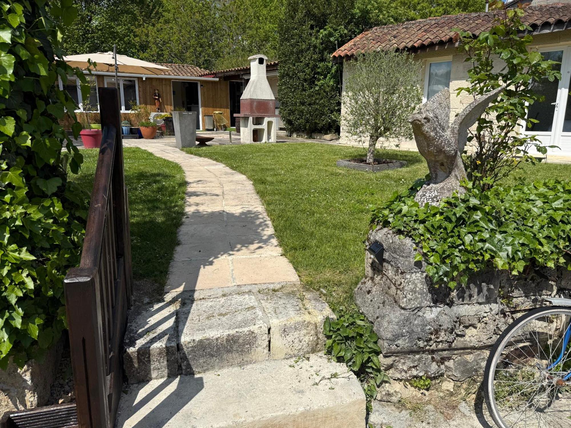 Chambre D'Hotes Naturiste Le Jardin Des Hirondelles Blanzaguet-Saint-Cybard Exterior photo